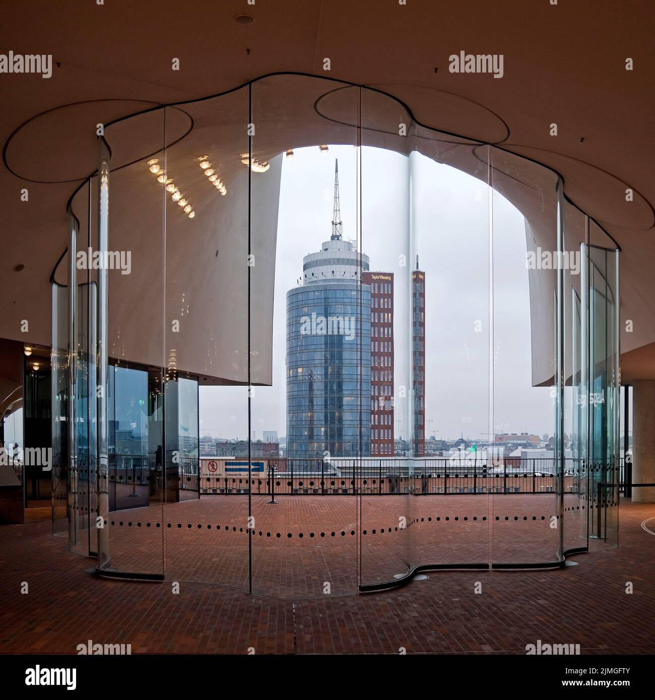 Plaza con deflettori del vento in vetro curvo e vista sulla Columbus Haus, Elbphilharmonie, Amburgo, Germania Foto Stock