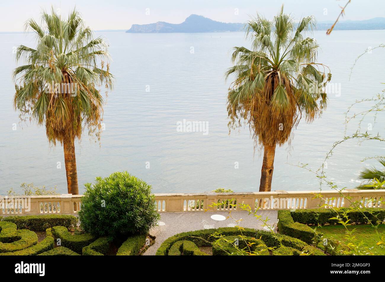 Una vista pittoresca del giardino mediterraneo sull'Isola del Garda o sull'Isola di Garda o sull'Isola Borghese sul lago di Garda in Italia (Lombardia) Foto Stock