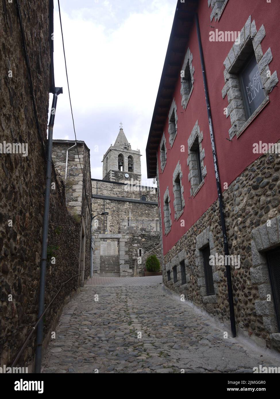 La chiesa e le strade di Llivia, enclave spagnola nel sud della Francia, surrouned dal dipartimento dei Pirenei Orientali Foto Stock
