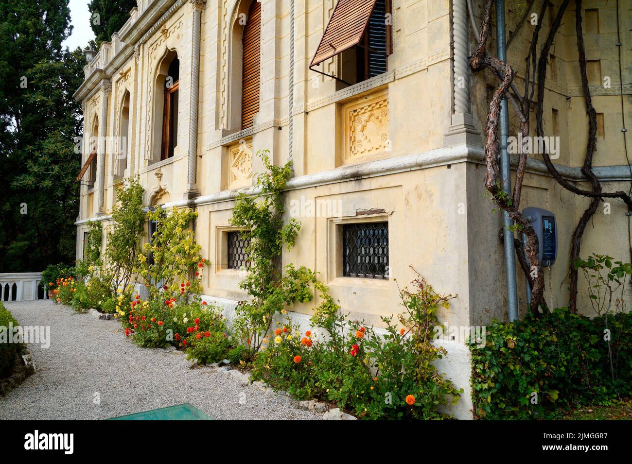 Splendido castello mediterraneo o villa DELLA FAMIGLIA BORGHESE CAVAZZA sull'Isola del Garda o sull'Isola di Garda (Italia) Foto Stock