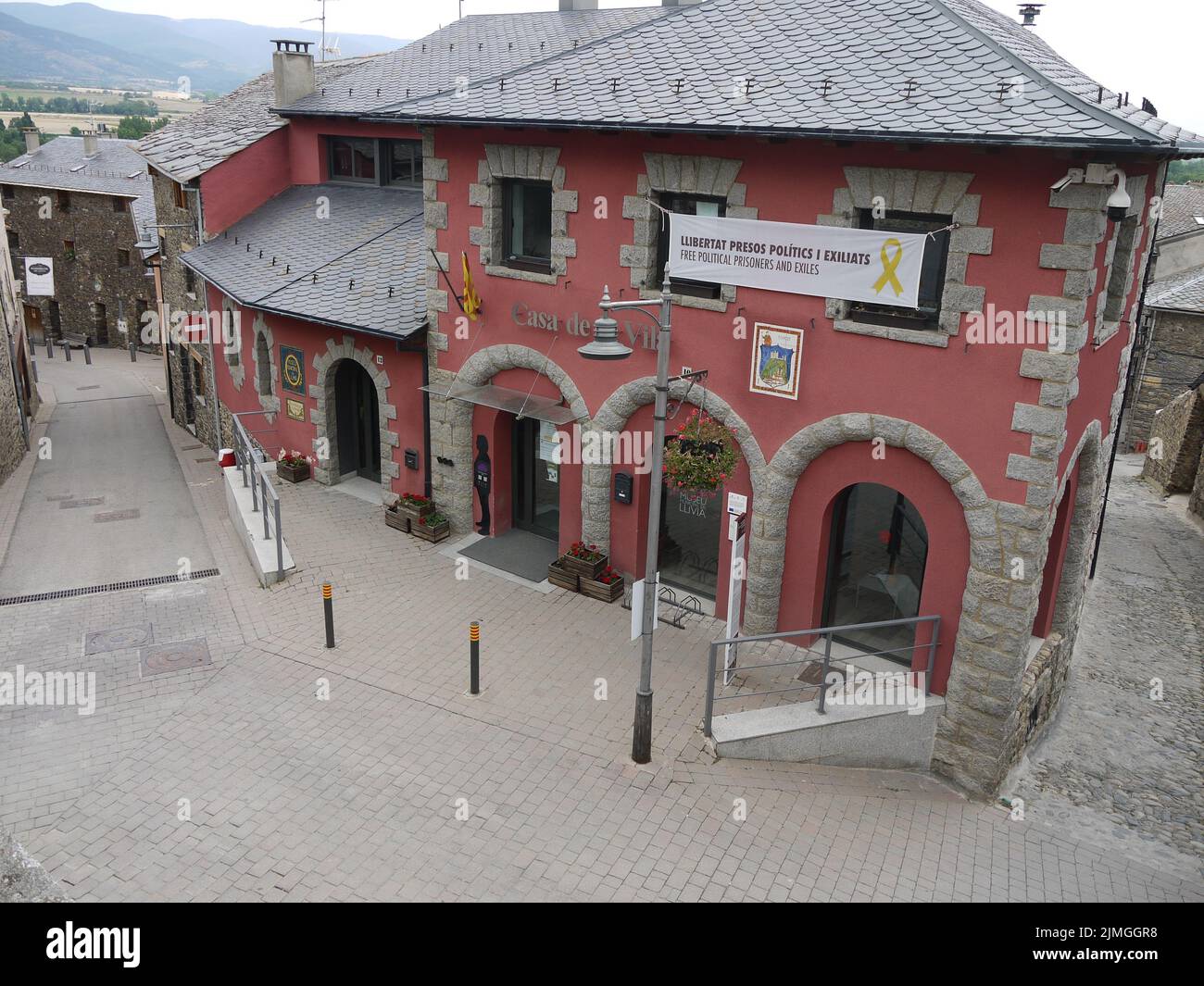 Le strade di Llivia, enclave spagnola nel sud della Francia, surrouned dal dipartimento dei Pirenei Orientali e il municipio Foto Stock