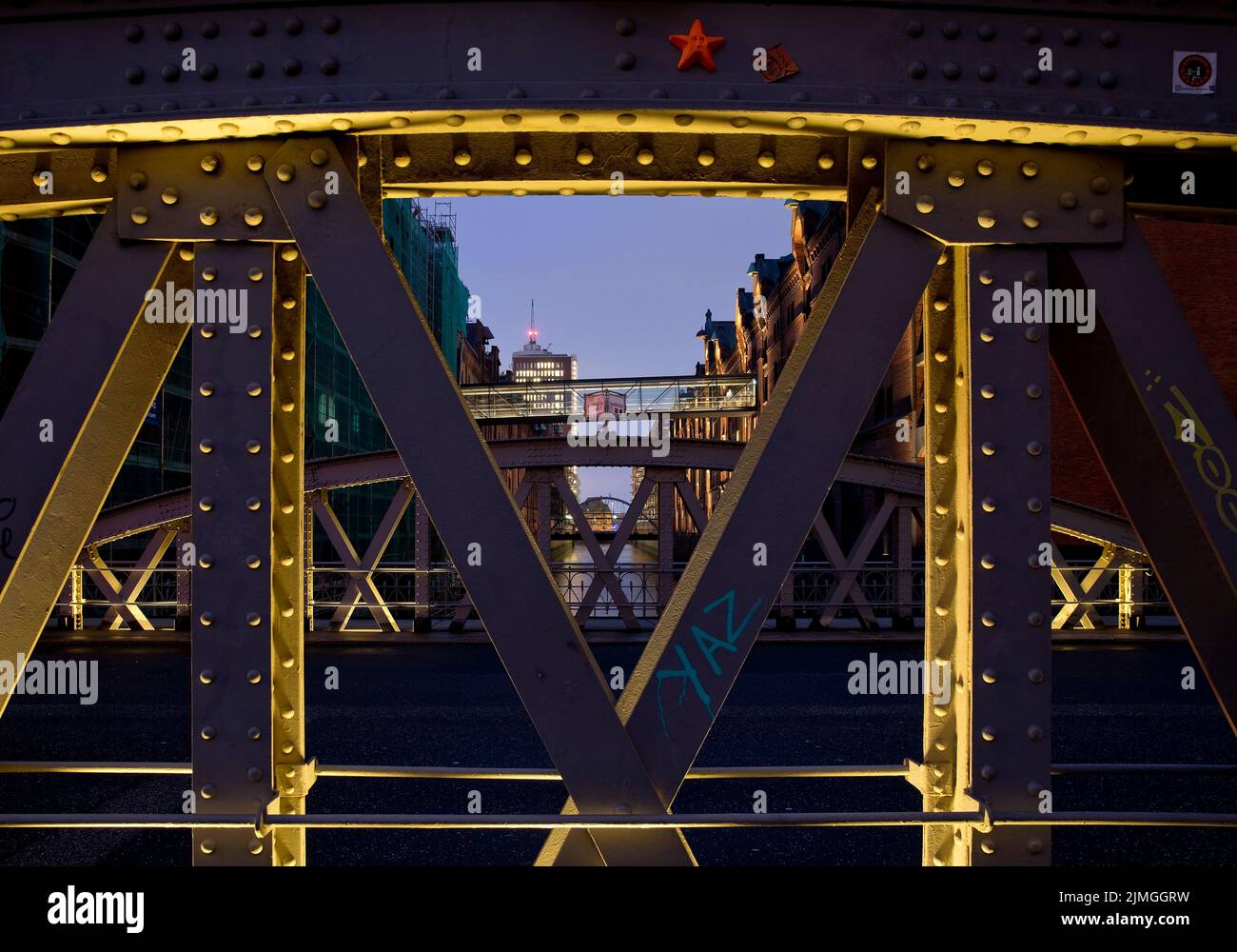 Vista dal Sand Bridge alla Columbus Haus in serata, Speicherstadt, Amburgo, Germania, Europa Foto Stock