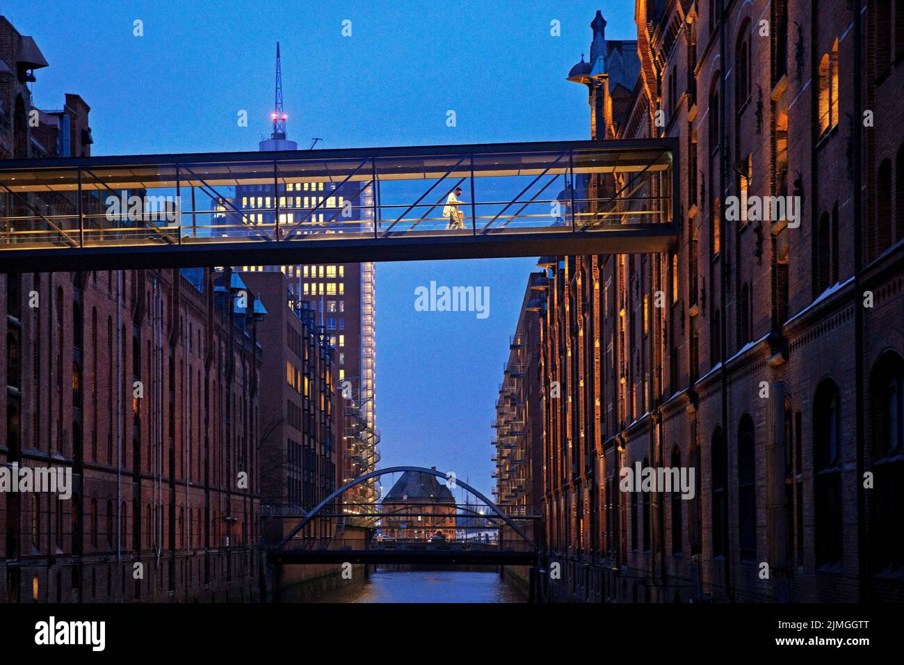 Vista dal Sand Bridge alla Columbus Haus in serata, Speicherstadt, Amburgo, Germania, Europa Foto Stock