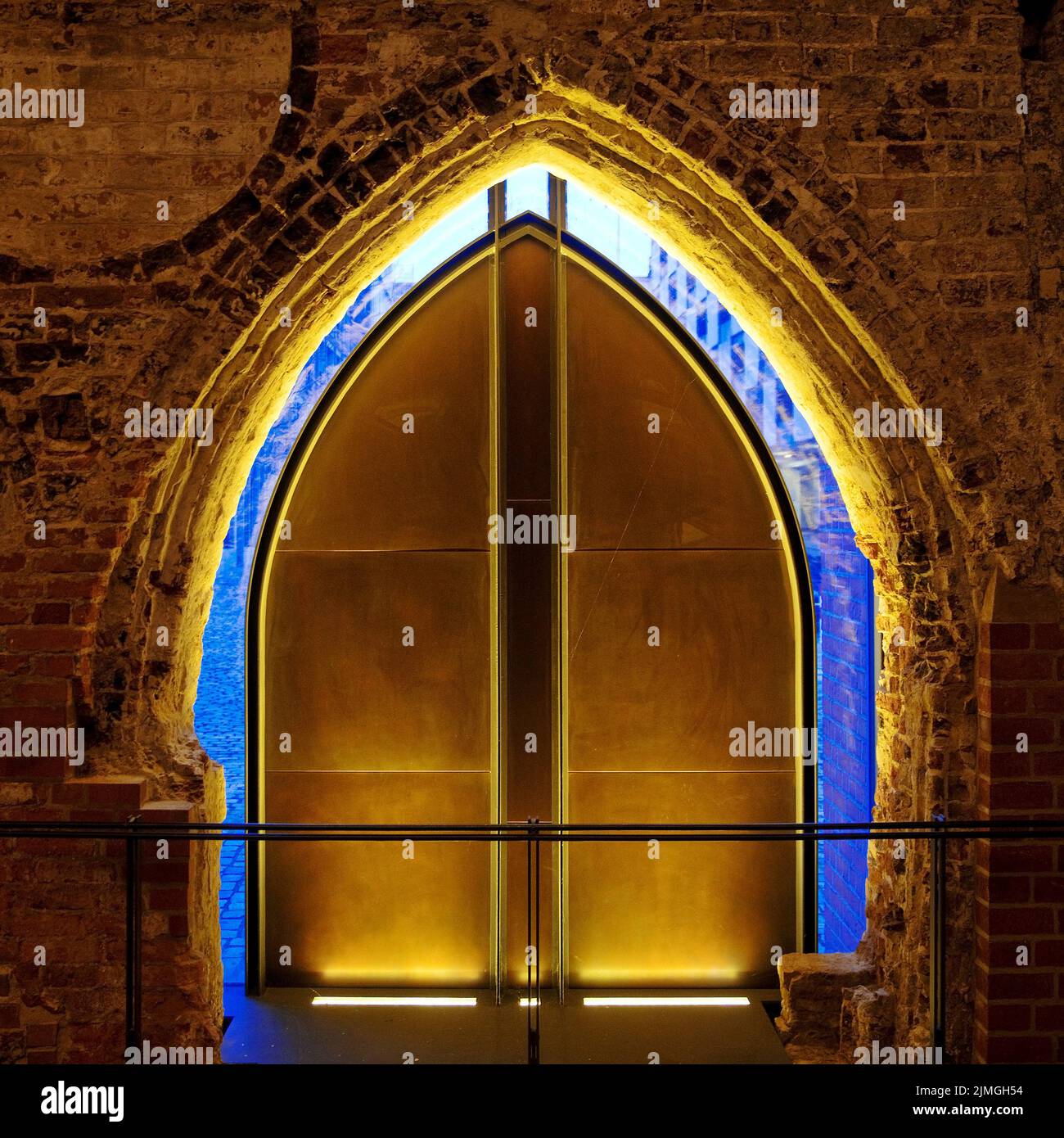 Sacro interno della chiesa di Katharinen con porta e vista fuori, Amburgo, Germania, Europa Foto Stock