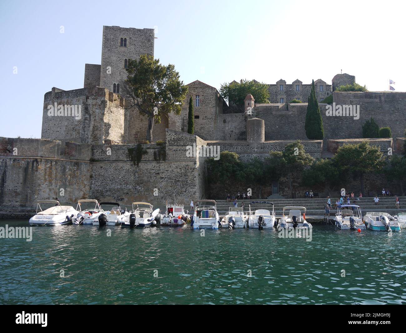 Il castello di Collioure, visto dal mare, e che domina il porto di questa città catalana Foto Stock