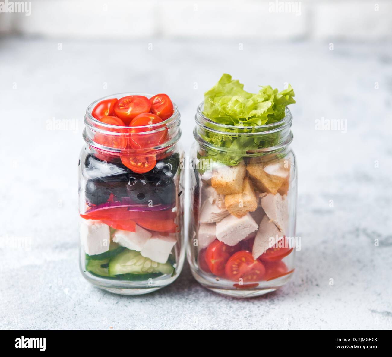Insalata Caesar e insalata greca in vetro mason jar Foto Stock