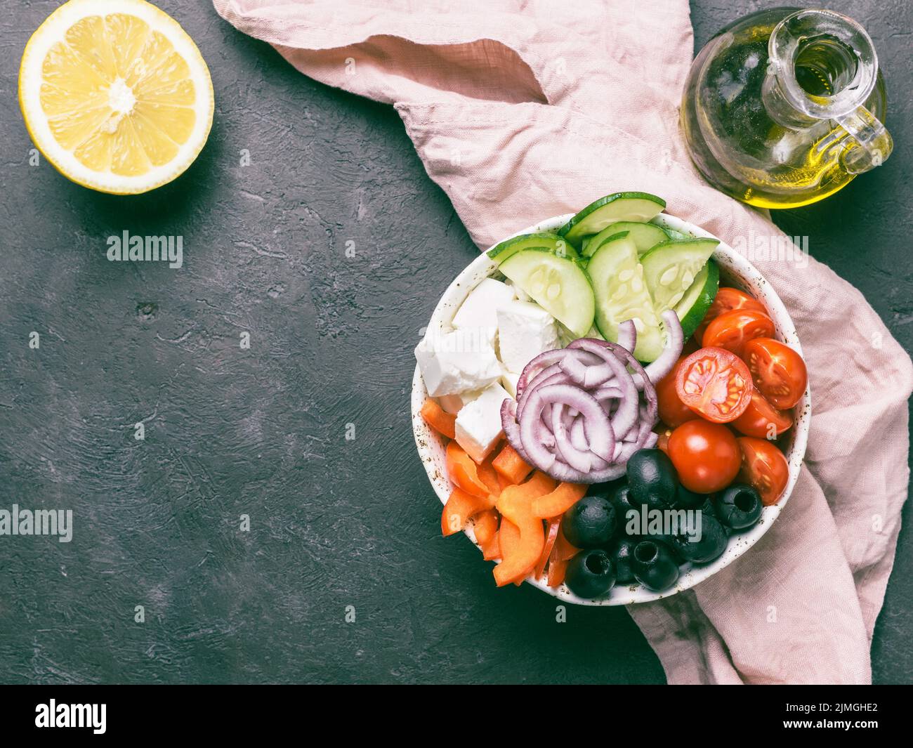 Greek Salad Bowl, copia spazio, vista dall'alto Foto Stock