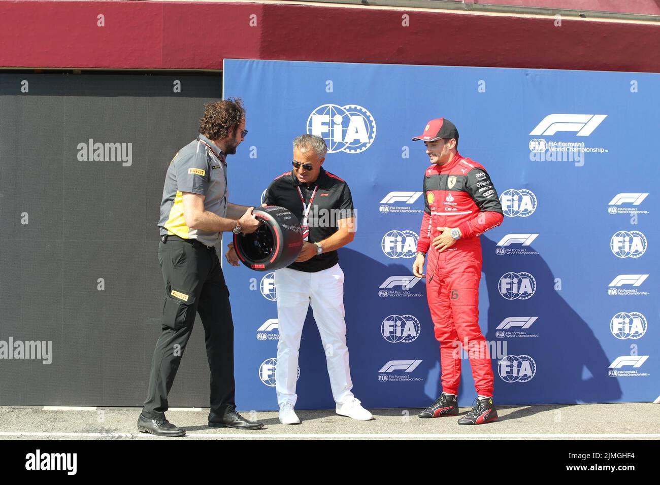 luglio 23 2022 le Castellet, Francia - F1 2022 GP di Francia - qualifica, Pirelli Pole Award - Charles Leclerc (MON) Ferrari F1-75 e Jean Alesi (fra) modulo Foto Stock