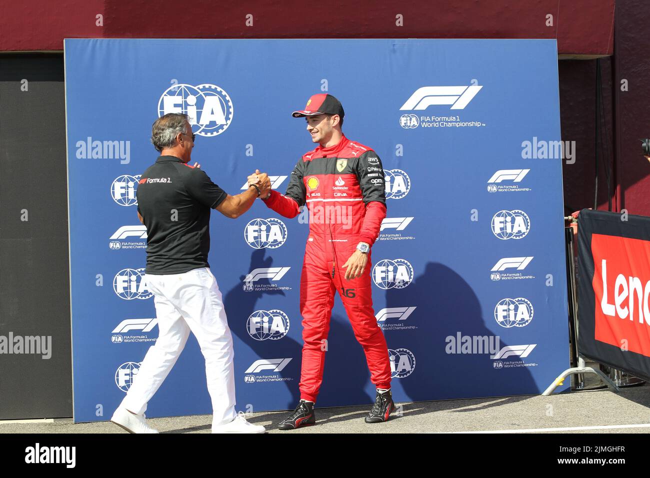 luglio 23 2022 le Castellet, Francia - F1 2022 GP di Francia - qualifica, Pirelli Pole Award - Charles Leclerc (MON) Ferrari F1-75 e Jean Alesi (fra) modulo Foto Stock