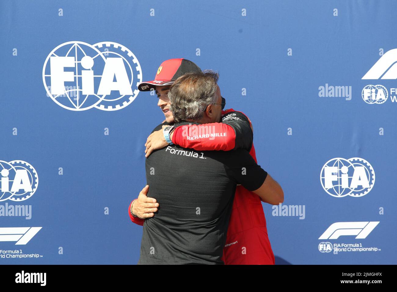 luglio 23 2022 le Castellet, Francia - F1 2022 GP di Francia - qualifica, Pirelli Pole Award - Charles Leclerc (MON) Ferrari F1-75 e Jean Alesi (fra) modulo Foto Stock