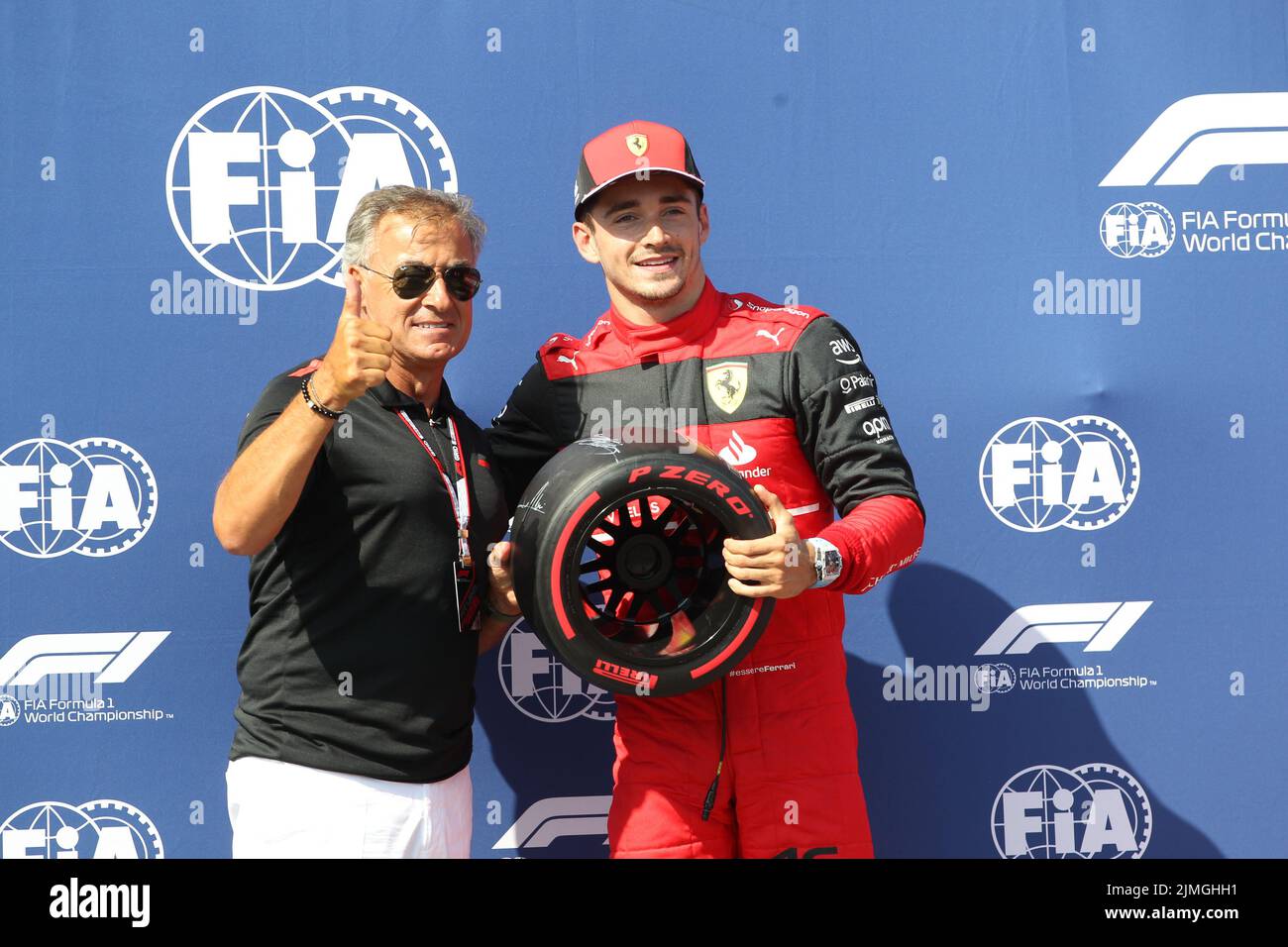luglio 23 2022 le Castellet, Francia - F1 2022 GP di Francia - qualifica, Pirelli Pole Award - Charles Leclerc (MON) Ferrari F1-75 e Jean Alesi (fra) modulo Foto Stock