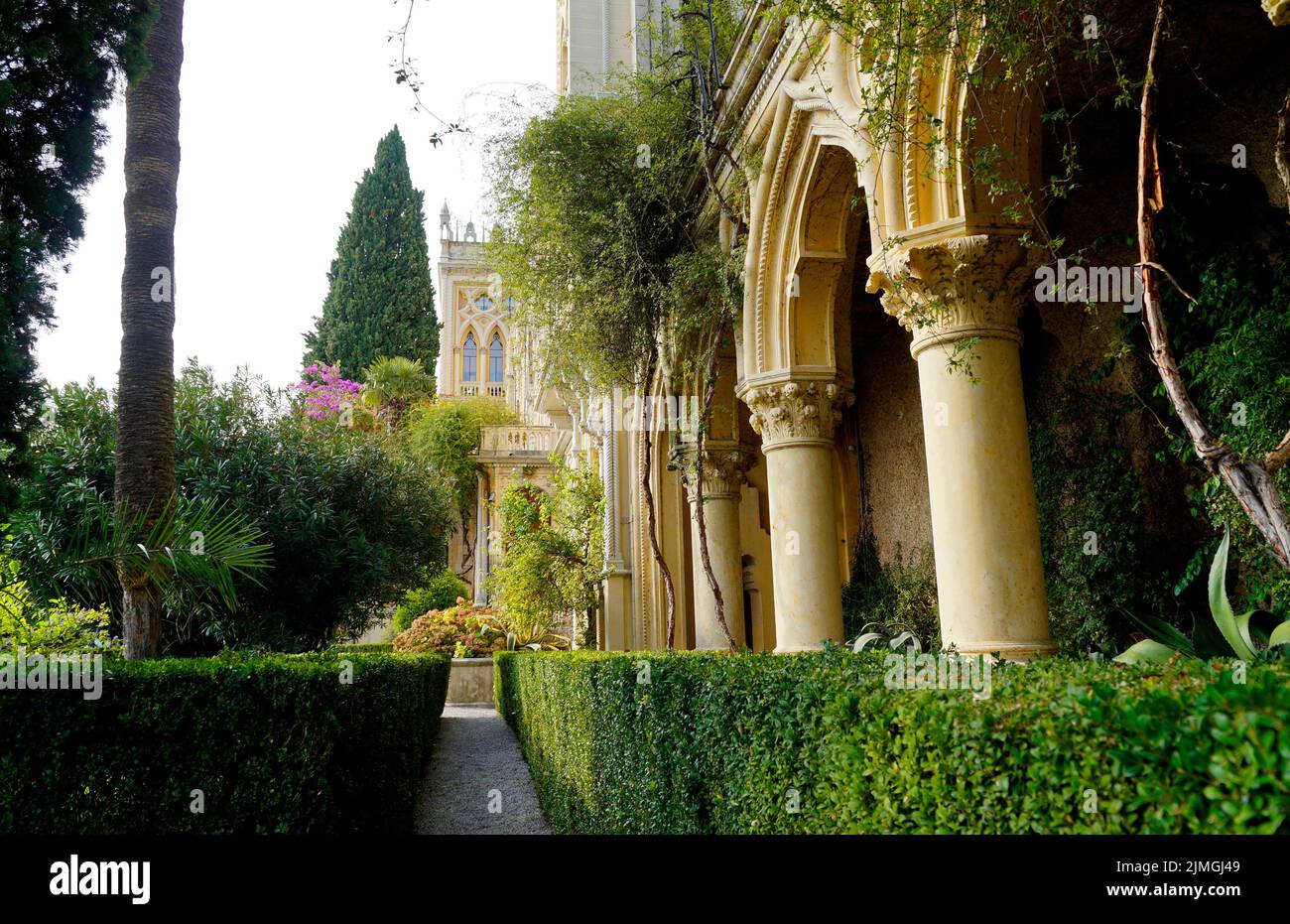 Una vista pittoresca del giardino mediterraneo sull'Isola del Garda o sull'Isola di Garda o sull'Isola Borghese sul lago di Garda in Italia (Lombardia) Foto Stock