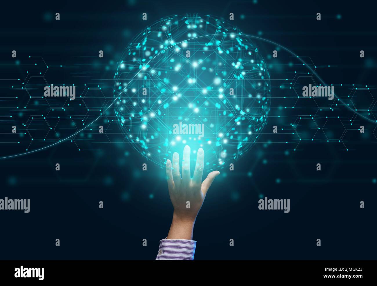 La mano femminile tocca la rete virtuale globale del globo. Scambio di informazioni, comunicazione e sviluppo tecnologico Foto Stock