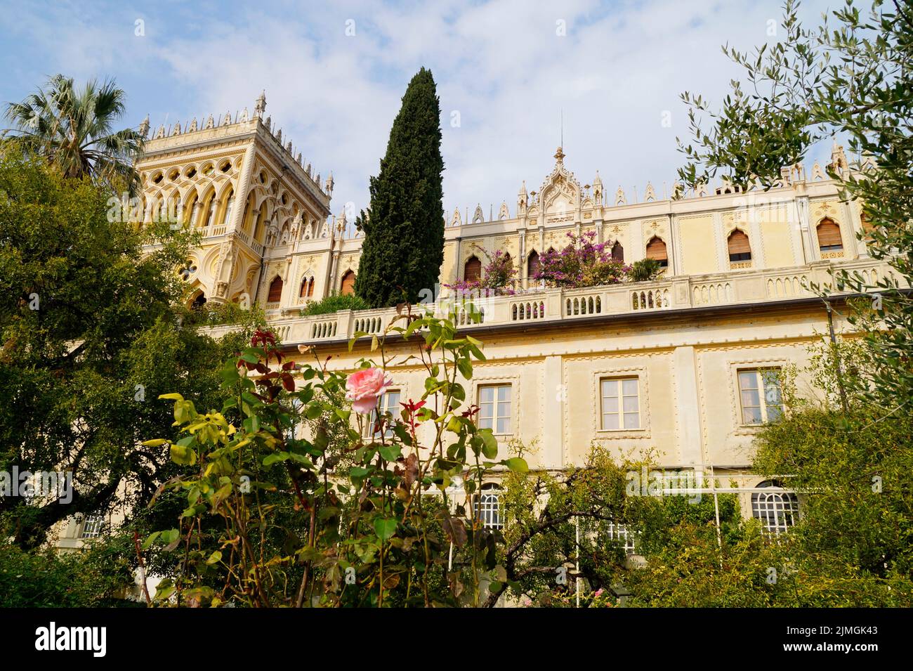 Uno splendido palazzo della famiglia Borghese Cavazza sull'isola di Isola del Garda sul lago di Garda (06 ottobre 2019) Foto Stock