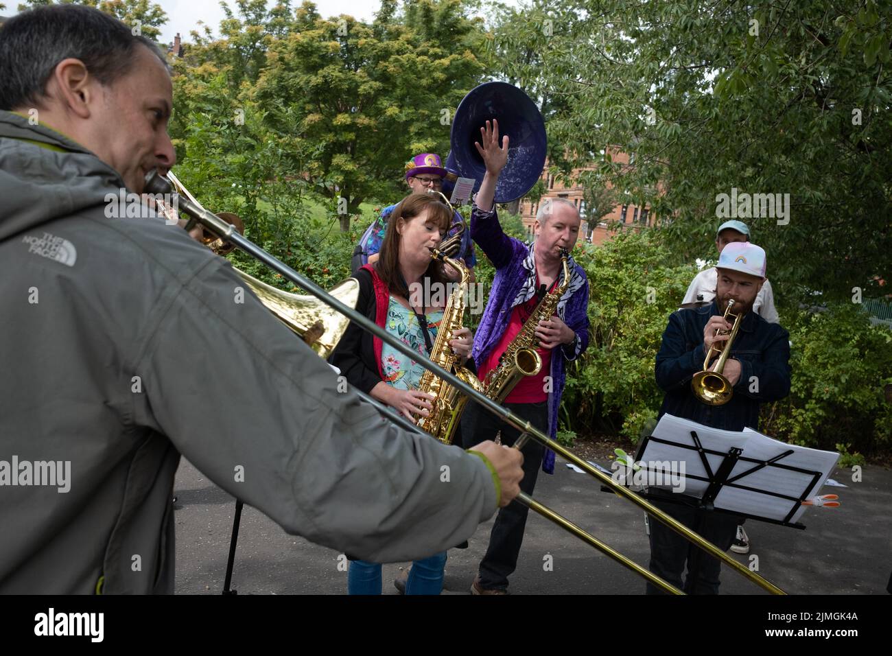 Glasgow, Regno Unito, 6th agosto 2022. La sfilata all'inizio del Festival Internazionale e Carnevale di Govanhill, a Glasgow, Scozia, 6 agosto 2022. Photo credit: Jeremy Sutton-Hibbert/Alamy Live News Foto Stock