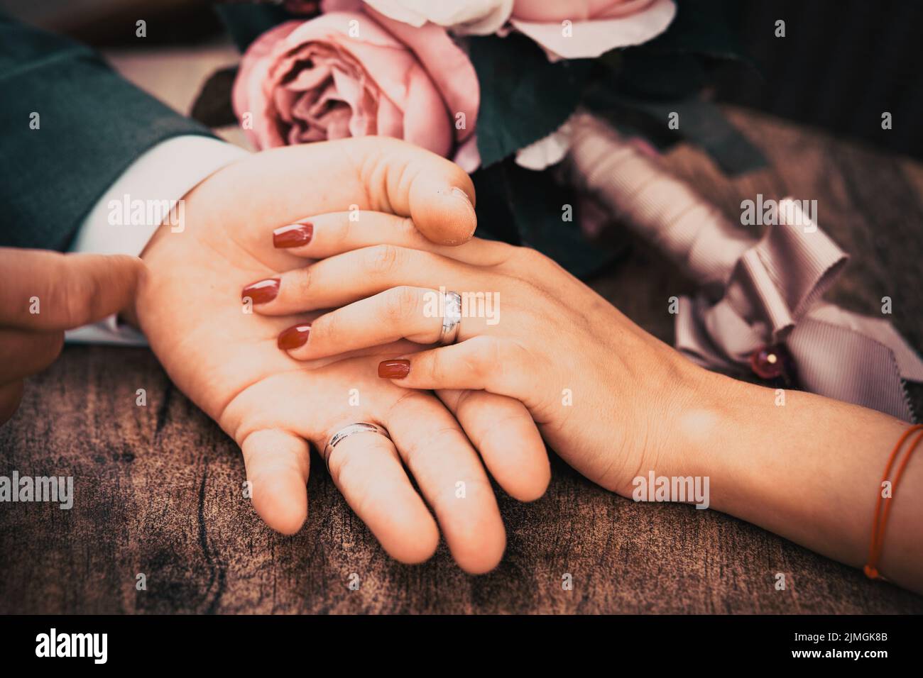 Coppia di novelli sposi tenendo le mani Foto Stock