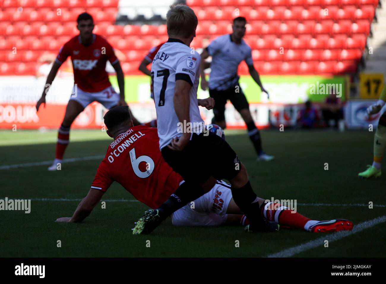 Louie Sibley della contea di Derby attraversa la palla durante la partita della Sky Bet League 1 tra Charlton Athletic e Derby County alla valle, Londra sabato 6th agosto 2022. (Credit: Tom West | MI News) Credit: MI News & Sport /Alamy Live News Foto Stock