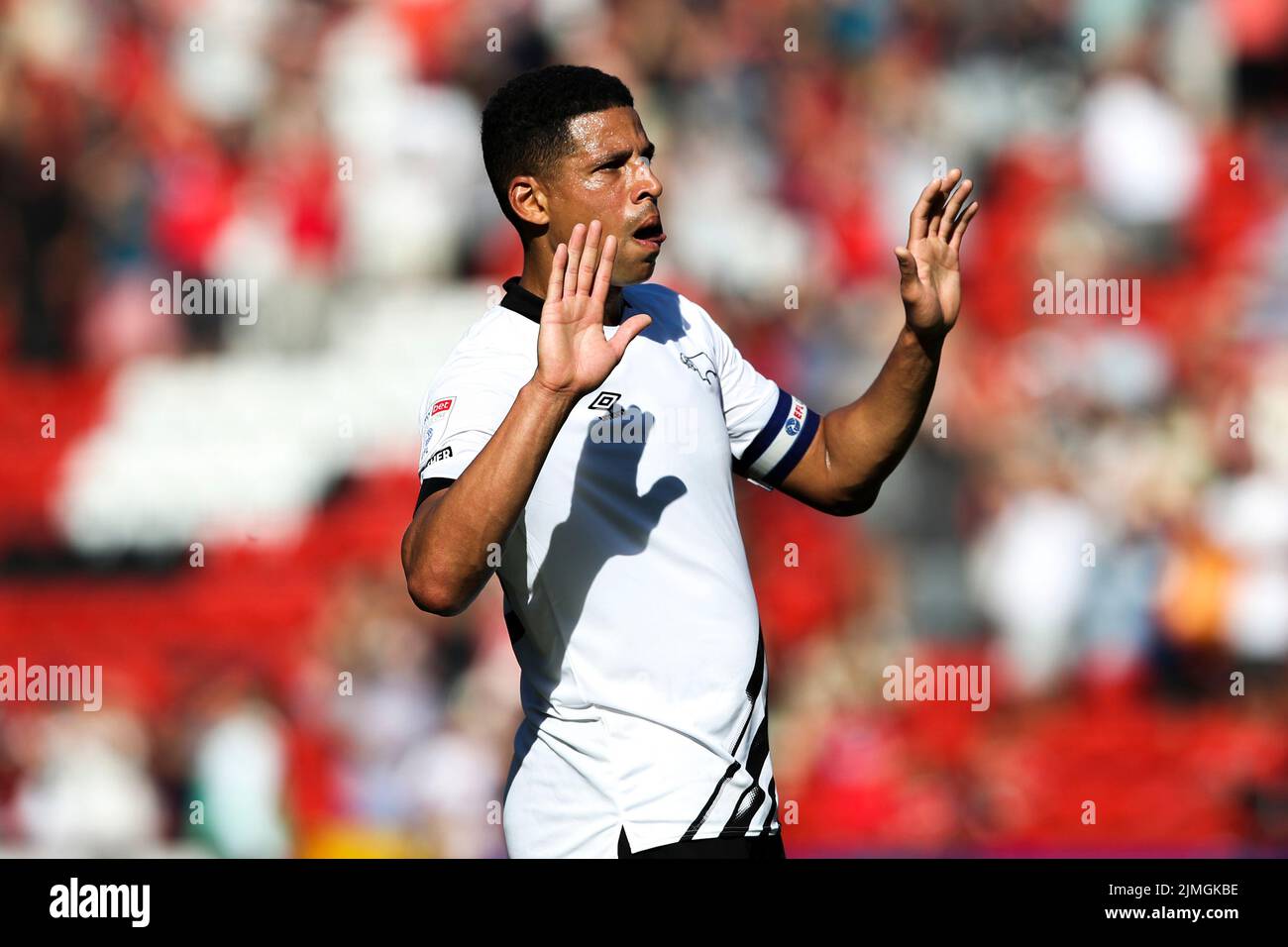 Il capitano Curtis Davies della contea di Derby tiene le mani in su in senso di scuse dopo la sconfitta durante la partita della lega di Bet di Sky 1 fra Charlton Athletic e la contea di Derby alla valle, Londra il sabato 6th agosto 2022. (Credit: Tom West | MI News) Credit: MI News & Sport /Alamy Live News Foto Stock