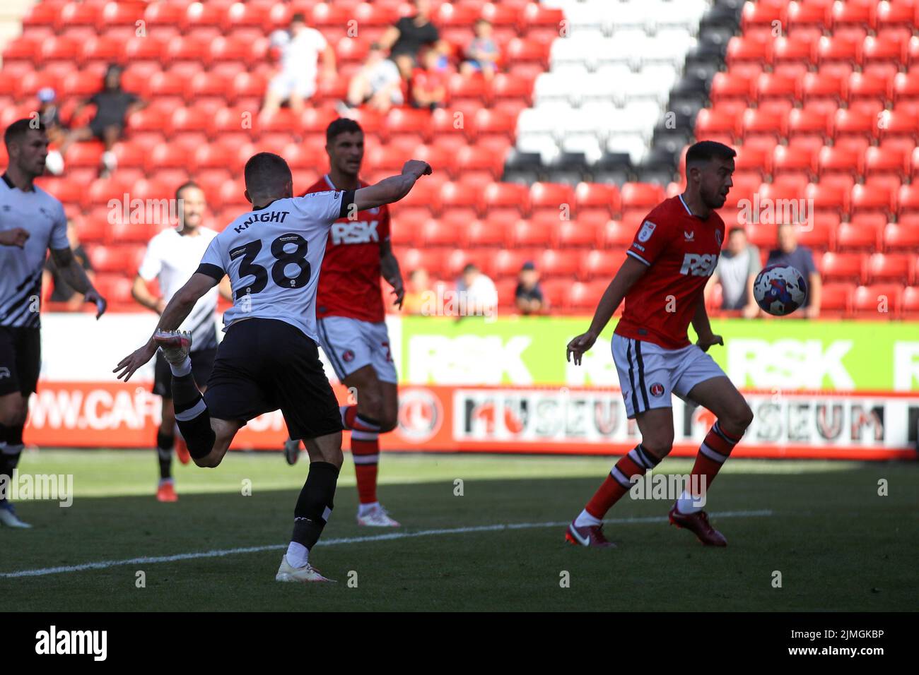 Jason Knight of Derby County non riesce a coprire un header durante la partita della Sky Bet League 1 tra Charlton Athletic e Derby County at the Valley, Londra sabato 6th agosto 2022. (Credit: Tom West | MI News) Credit: MI News & Sport /Alamy Live News Foto Stock