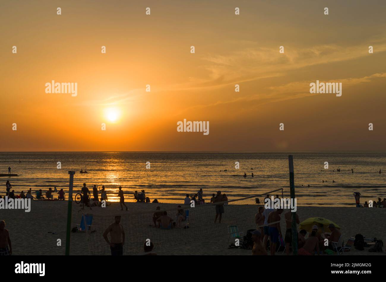 Montevideo, Uruguay - 11th gennaio 2022 - bellissimo tramonto sulla spiaggia di Ramires con bagnanti in una giornata estiva a Montevideo Uruguay. Foto Stock