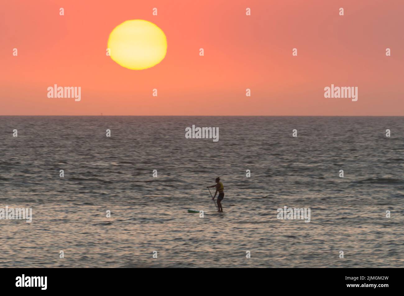 Bellissimo tramonto sulla spiaggia uruguaiana con piante in primo piano Foto Stock