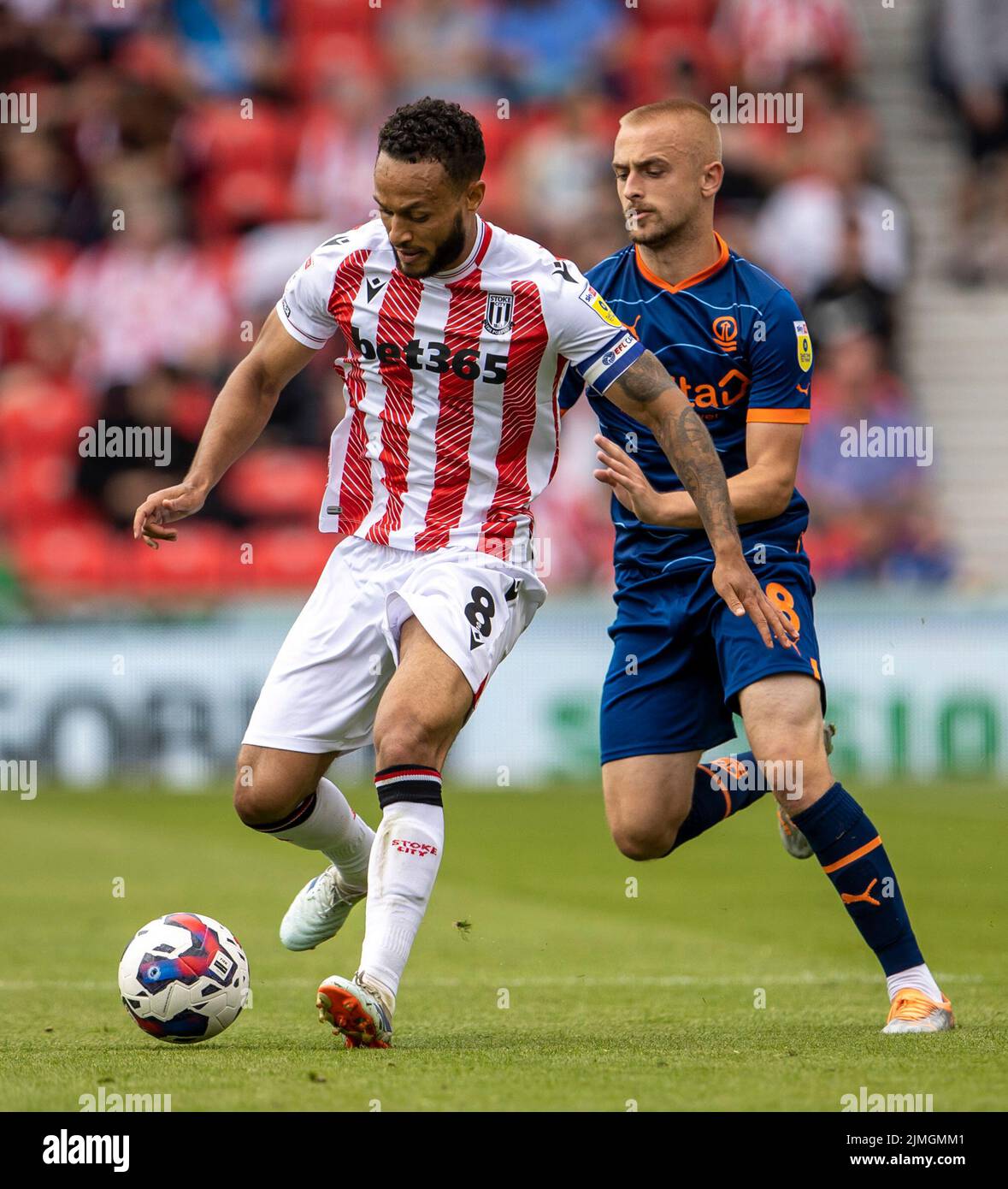 6th agosto 2022; Bet365 Stadium, Stoke, Staffordshire, Inghilterra; EFL Championship Football, Stoke City Versus Blackpool; Lewis Baker of Stoke City sotto pressione da Lewis Fiorini of Blackpool Credit: Action Plus Sports Images/Alamy Live News Foto Stock