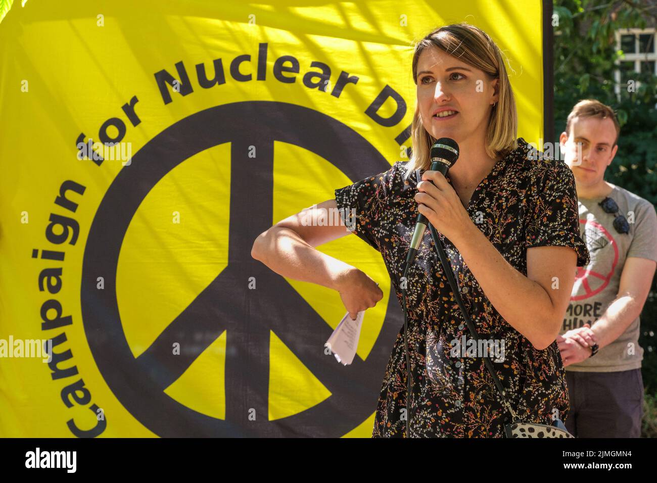 Londra, Regno Unito. 6 ago 2022. Hannah Kemp-Welch, Londra CND. 77 anni dopo che le bombe atomiche furono esplose su Hiroshima e Nagaski, la CND di Londra si incontrò all'albero di Hiroshima Cherry a Tavistock Square per ricordare gli oltre 350.000 viventi nelle città uccise immediatamente o nei mesi successivi. Hanno anche ricordato i sopravvissuti che ancora soffrono e hanno invitato il governo britannico a porre fine al suo programma di armi nucleari, a porre fine agli Stati Uniti per la conservazione di armi nucleari nel Regno Unito e a firmare il trattato delle Nazioni Unite che vieta le armi nucleari. Peter Marshall/Alamy Live News. Foto Stock