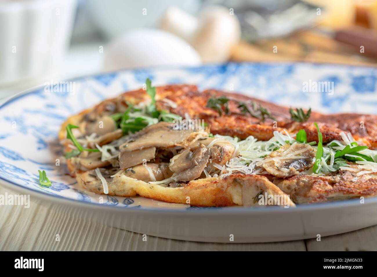 Omelette con funghi e formaggio. Foto Stock