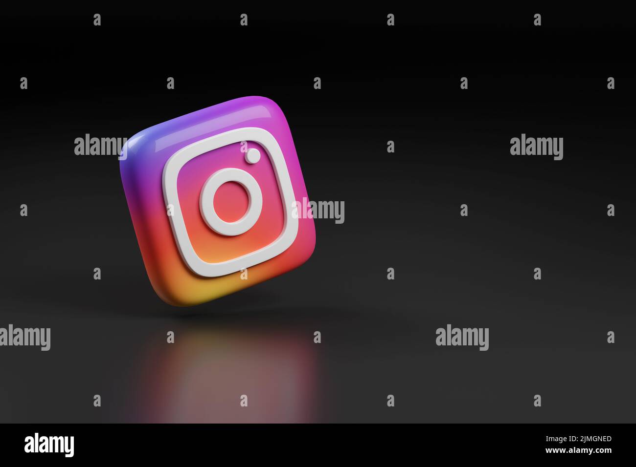 Buenos Aires, Argentina - 6th agosto 2022: Logo della telecamera Instagram su sfondo nero con spazio per la copia. 3d illustrazione. Foto Stock