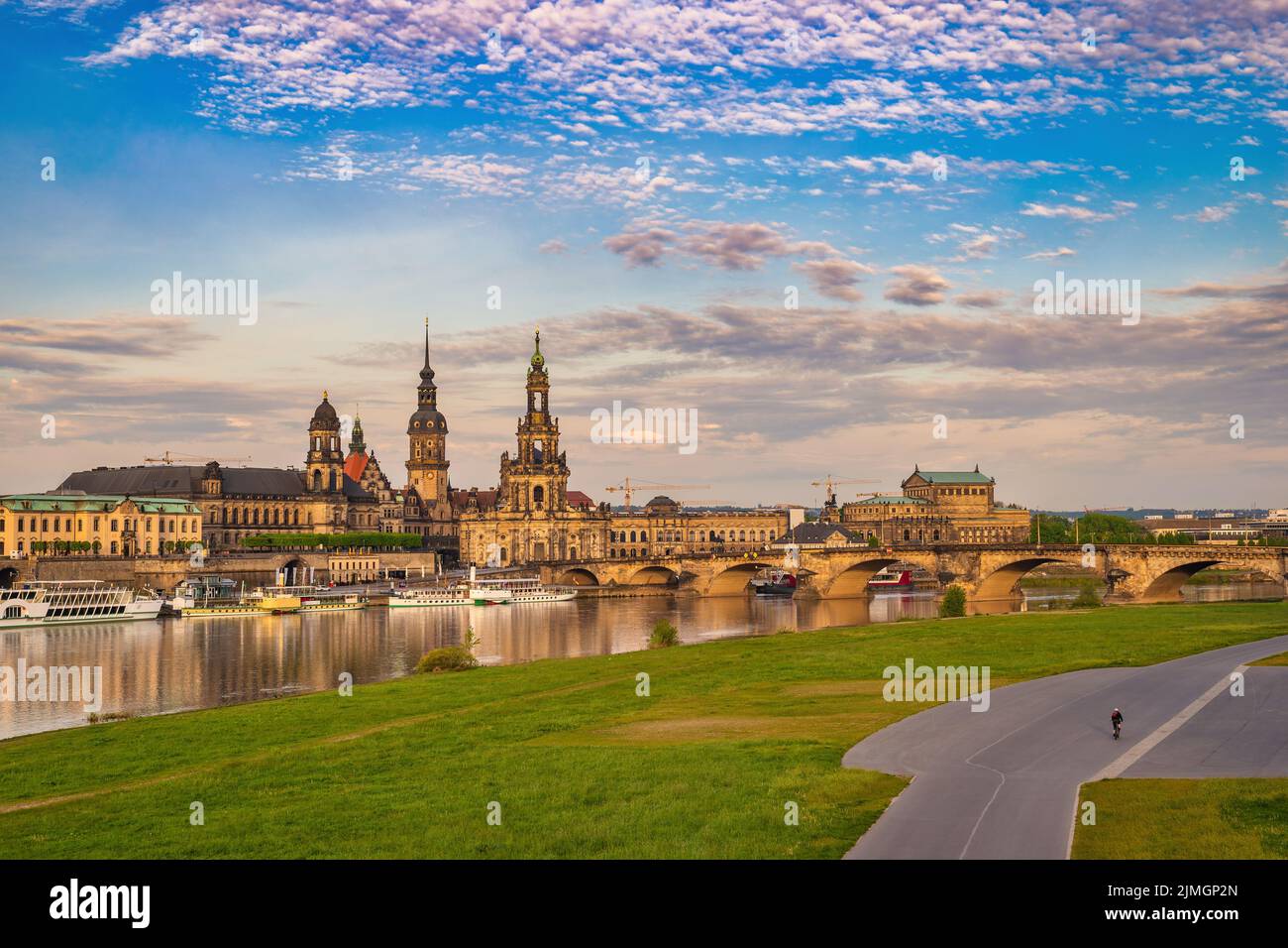 Dresda Germania, skyline della città sul fiume Elba e sul ponte Augustus Foto Stock