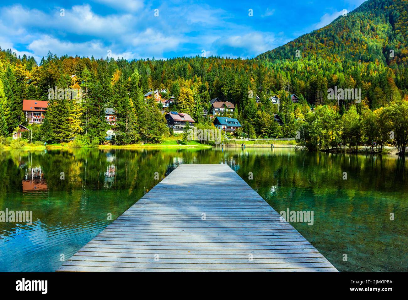 Belle case con tetti rossi Foto Stock