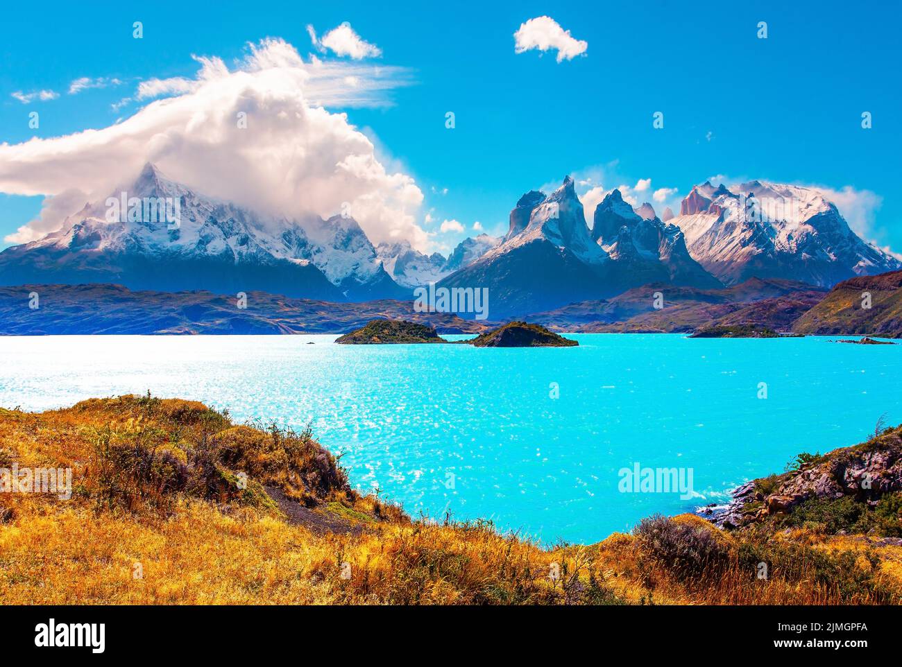 Il lago di Pehoe nelle Ande della Patagonia Foto Stock