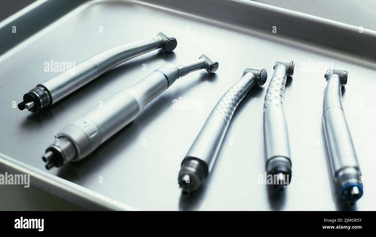 selezione di utensili per manipolo a turbina dentaria cura orale Foto Stock