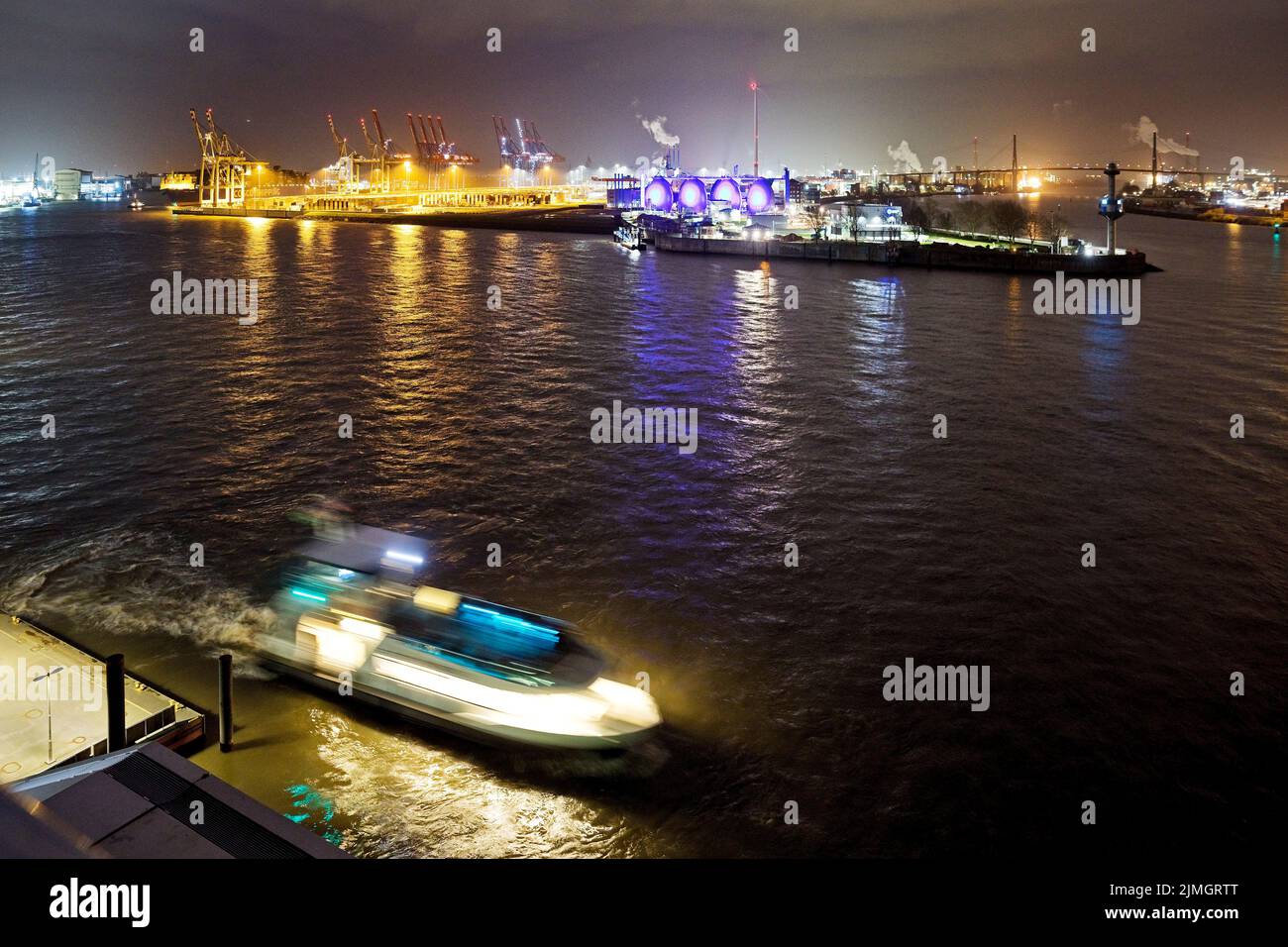 Escursione in barca a vela da Dockland sul Norderelbe di notte, Porto di Amburgo, Germania, Europa Foto Stock