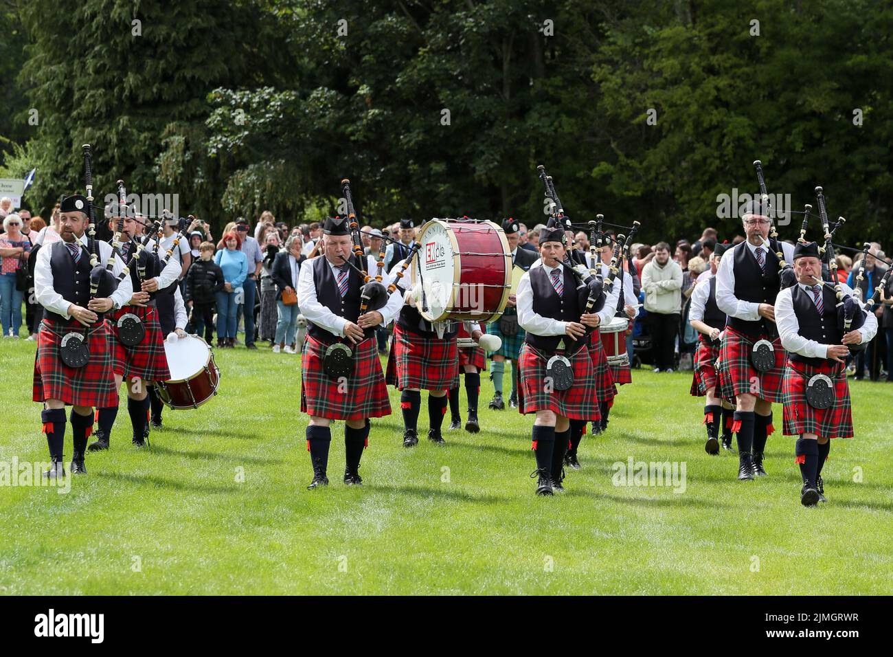 Dundonald, Regno Unito. 06th ago 2022. Per la prima volta, dopo la revoca delle restrizioni, il villaggio di Dundonald, Ayrshire, ha ospitato i suoi giochi annuali delle Highland con il solito intrattenimento di band di pipe, competizioni di danza delle Highland, i giochi 'pesanti' che includono il tosing del caber e una serie di competizioni per bambini, tra cui abbigliamento di fantasia e Tug-o'-war. Si stima che oltre 10.000 spettatori si siano rivelati ed era la migliore partecipazione nella sua storia. East Kilbride Pipe Band. Credit: Findlay/Alamy Live News Foto Stock