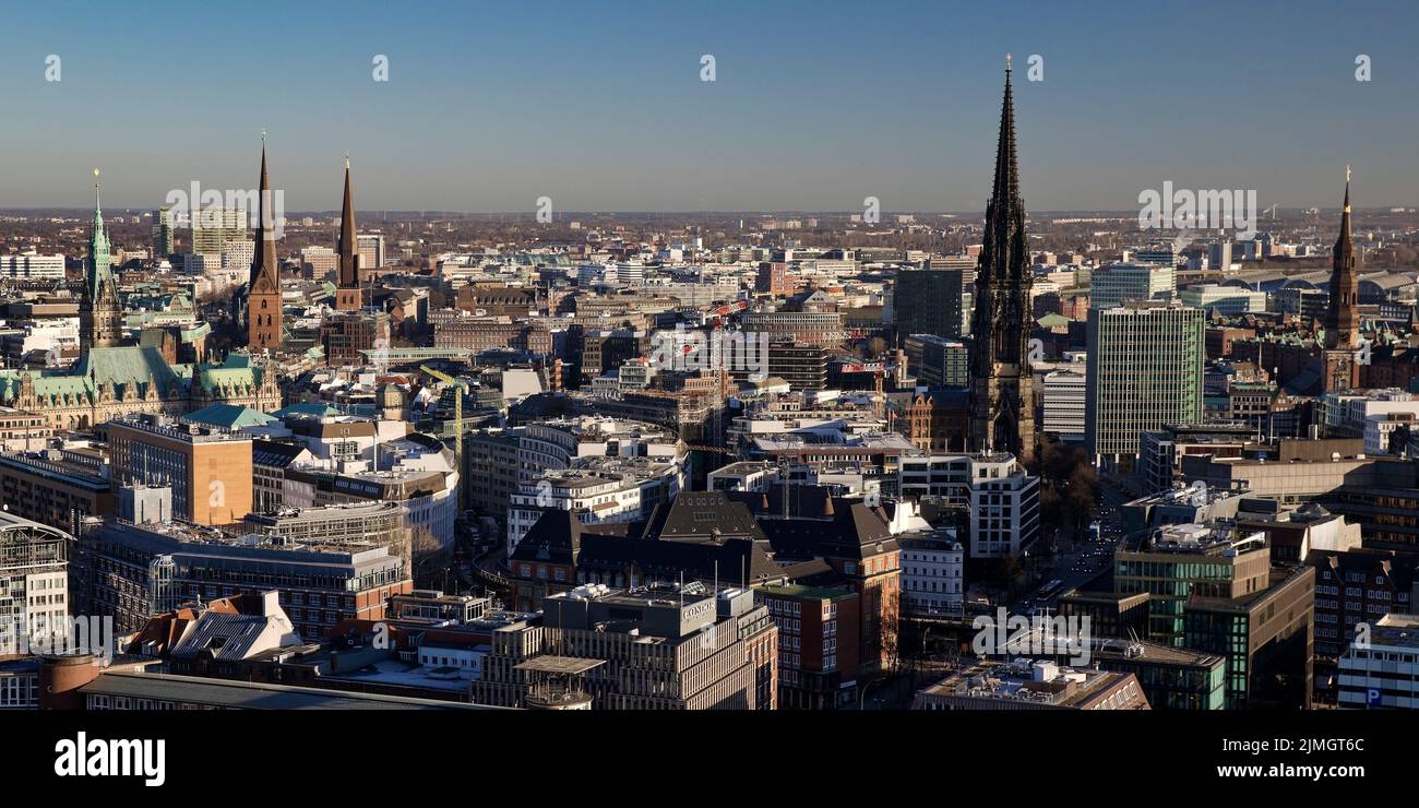 Vista sul centro della città con il municipio dalla chiesa principale di San Michele, Amburgo, Germania Foto Stock