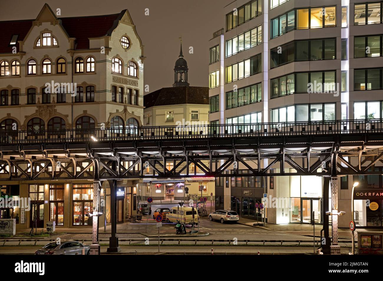 Percorso della ferrovia sopraelevata con la guglia della chiesa di San Michele di notte, Amburgo, Germania Foto Stock