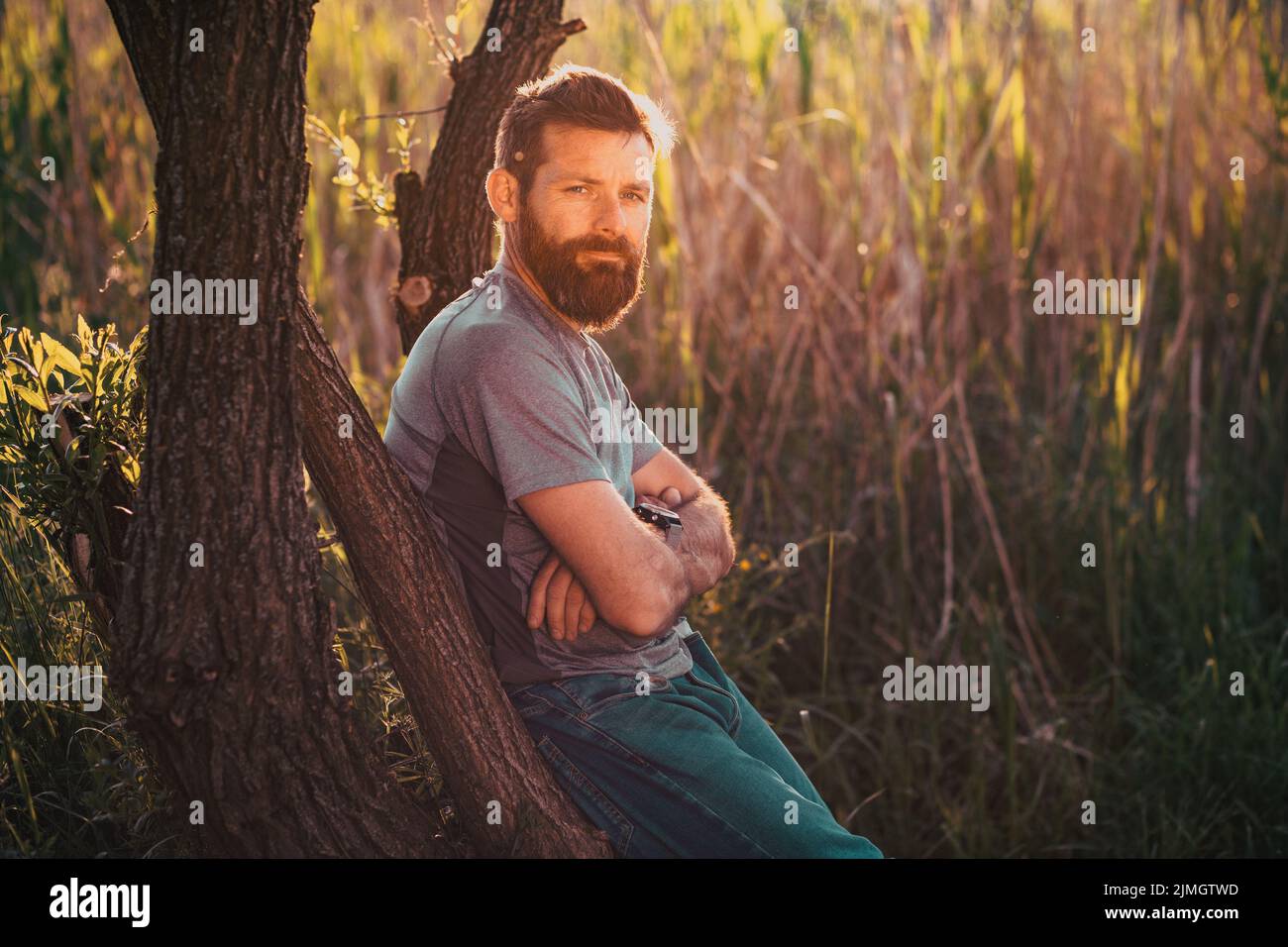 Bell'uomo che ama la natura all'aperto Foto Stock