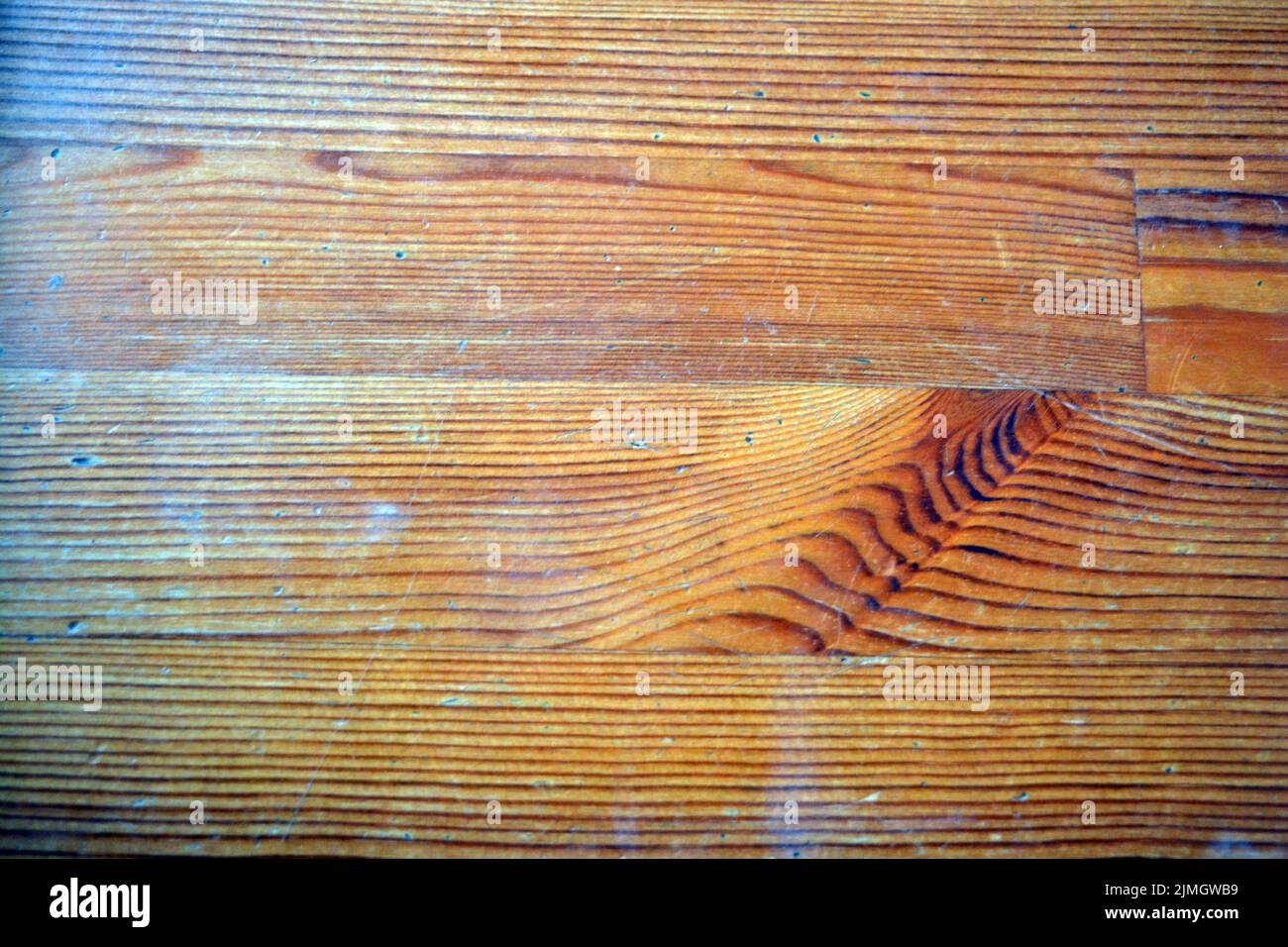 Giallo, sfondo chiaro in legno naturale, aperto con vernice da costruzione. Tavole di legno inimmaginabili con la loro struttura, struttura e disegno. Foto Stock