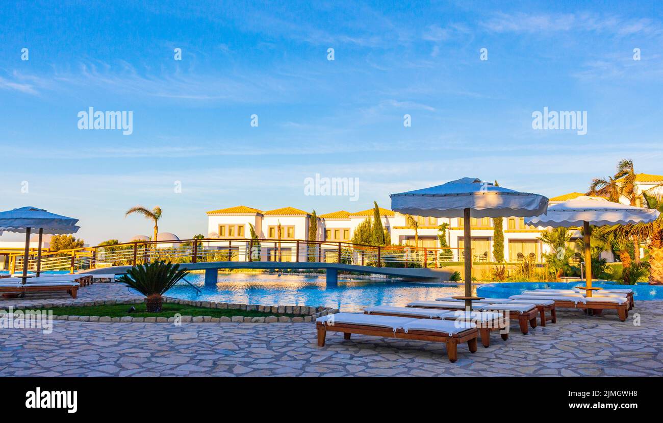 Località e spiagge con lettini e ombrelloni Kos Grecia. Foto Stock