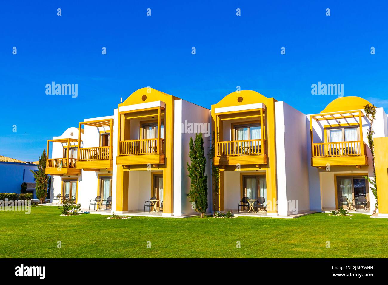 Località e spiagge con lettini e ombrelloni Kos Grecia. Foto Stock