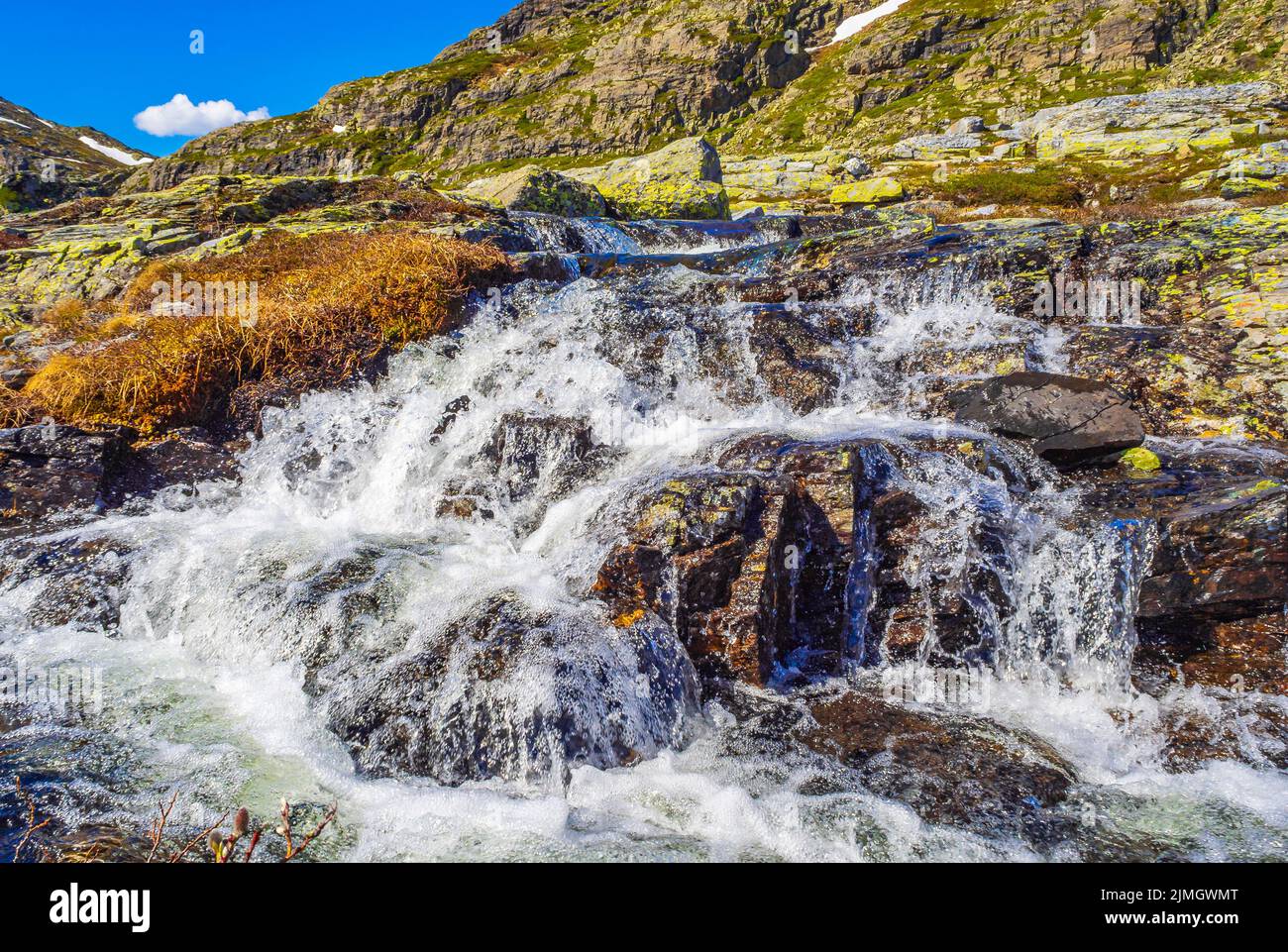 Neve in estate al monte StorehÃ¸dn cascata Hemsedal Norvegia. Foto Stock