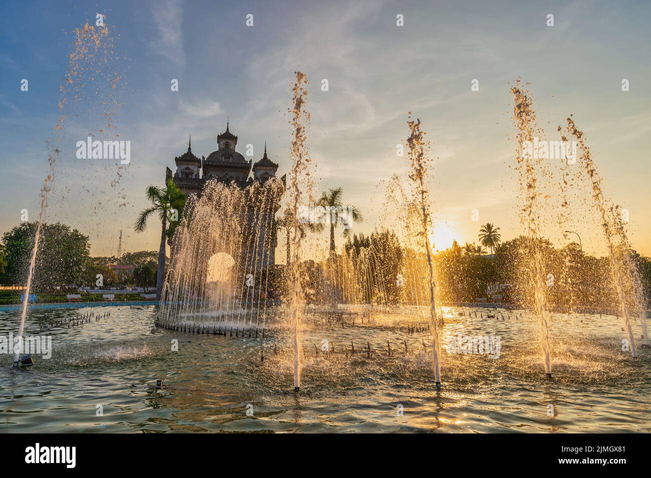 Vientiane Laos, skyline della città al tramonto a Patuxai (Patuxay) e fontana il più famoso punto di riferimento in VI Foto Stock