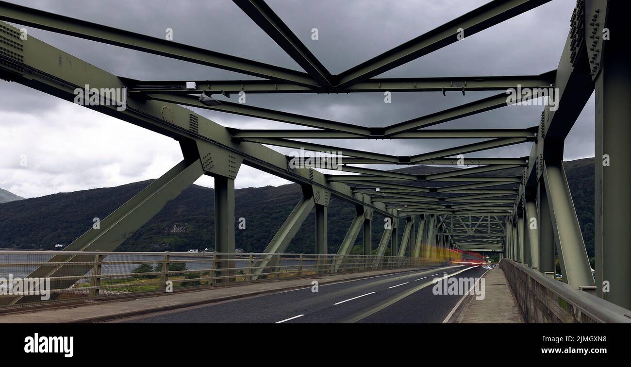 Auto in movimento sul Ponte di Ballachulish, Scozia. Traffico con sfocatura del movimento. Foto Stock