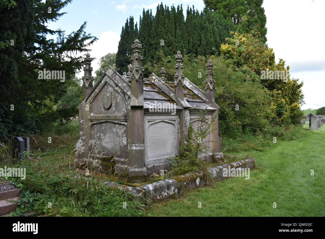 Una tomba ornata in un cimitero nel Lake District. Foto Stock