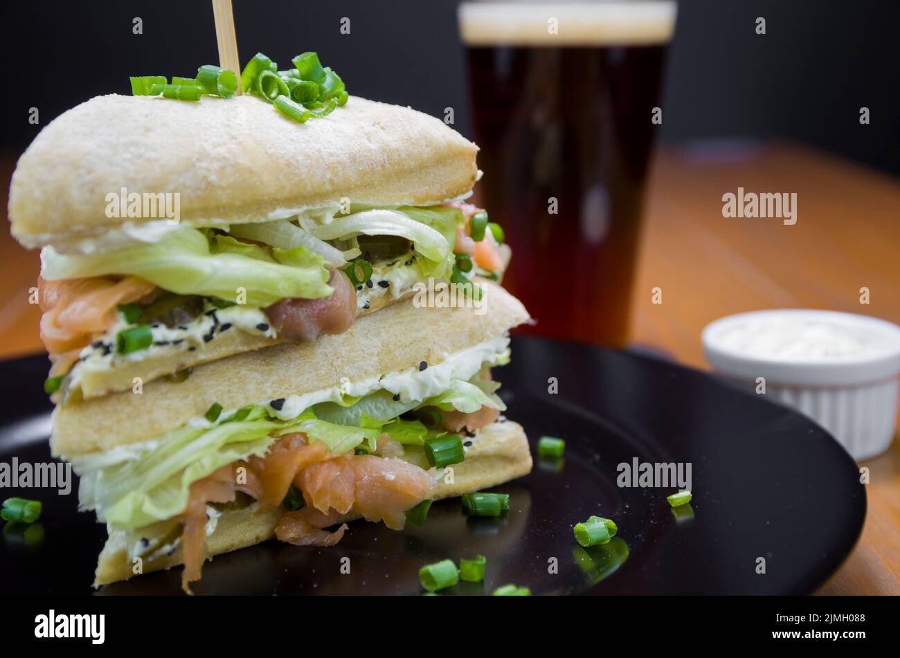 Primo piano con un delizioso sandwich al salmone. Foto Stock
