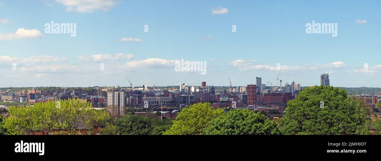 Ampia vista panoramica che mostra tutto il centro di leeds con torri appartamenti strade ed edifici commerciali circondati da t Foto Stock