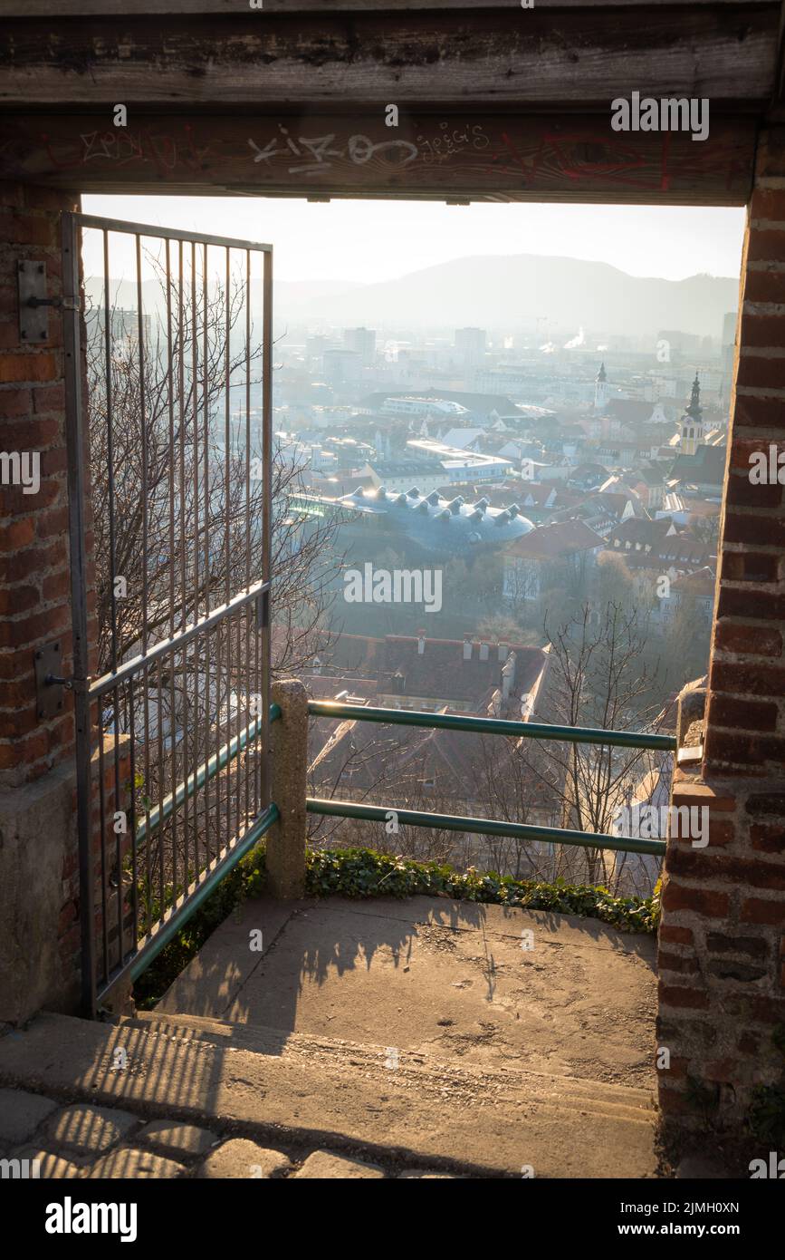 Vista dall'alto sul municipio dalla collina del castello nella città di Graz. Viaggiare in Austria Foto Stock