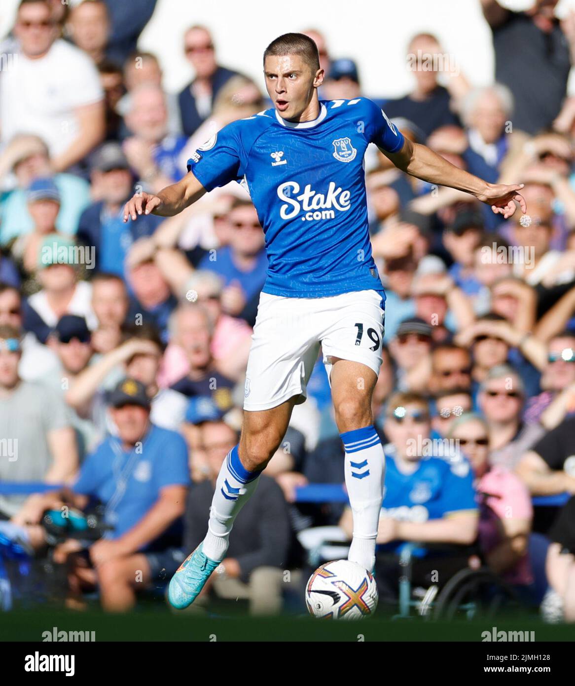 Goodison Park, Liverpool, Regno Unito. 6th ago 2022. Premier League Football, Everton Versus Chelsea: Vitalii Mykolenko di Everton sulla palla Credit: Action Plus Sports/Alamy Live News Foto Stock