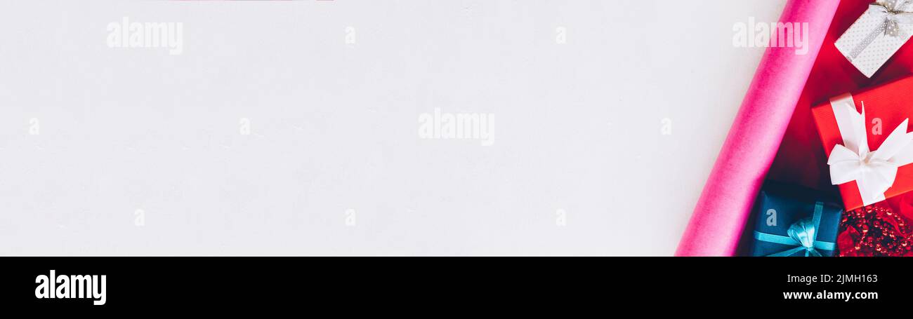 negozio di articoli da regalo confezioni di carta colorate Foto Stock